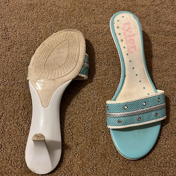 RICHARD TYLER
Kitten Heel Mules pale blue kitten heels - size 38 - Picture 3 of 6